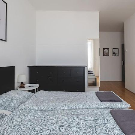 Appartamento Bright Downtown Balcony Retreat Budapest Esterno foto