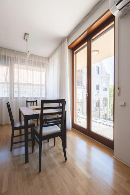 Appartamento Bright Downtown Balcony Retreat Budapest Esterno foto
