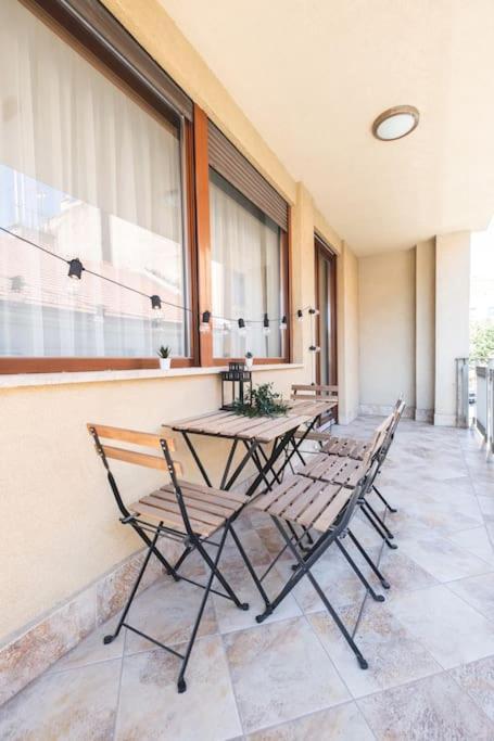 Appartamento Bright Downtown Balcony Retreat Budapest Esterno foto