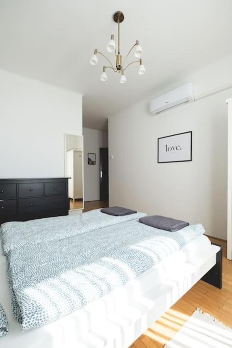 Appartamento Bright Downtown Balcony Retreat Budapest Esterno foto