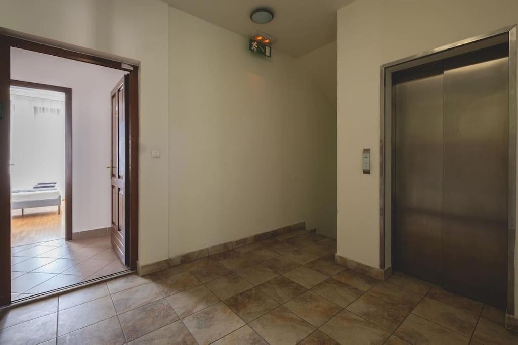 Appartamento Bright Downtown Balcony Retreat Budapest Esterno foto