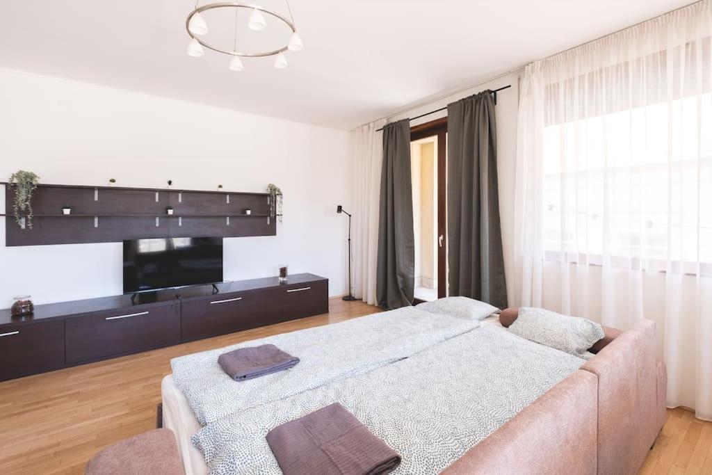 Appartamento Bright Downtown Balcony Retreat Budapest Esterno foto