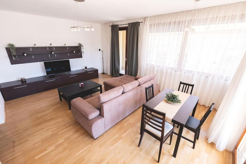 Appartamento Bright Downtown Balcony Retreat Budapest Esterno foto