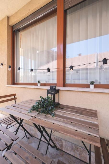 Appartamento Bright Downtown Balcony Retreat Budapest Esterno foto