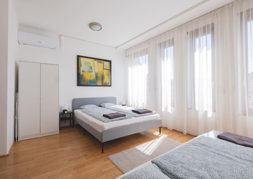 Appartamento Bright Downtown Balcony Retreat Budapest Esterno foto