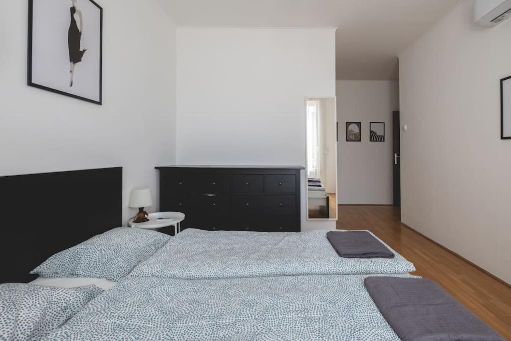 Appartamento Bright Downtown Balcony Retreat Budapest Esterno foto