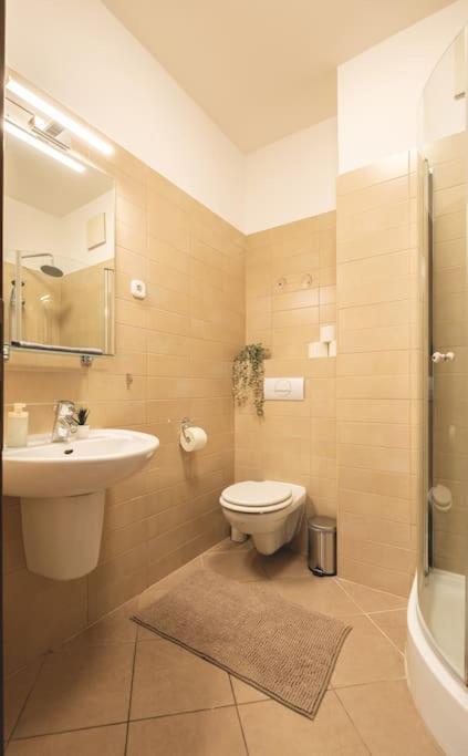 Appartamento Bright Downtown Balcony Retreat Budapest Esterno foto