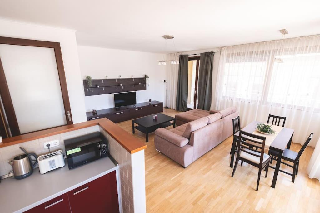 Appartamento Bright Downtown Balcony Retreat Budapest Esterno foto