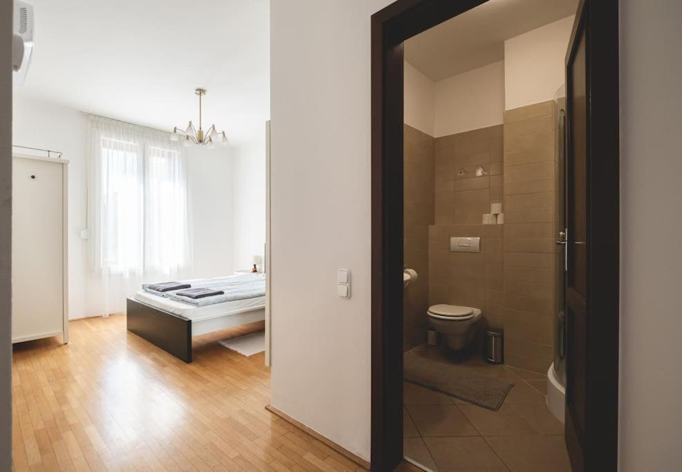 Appartamento Bright Downtown Balcony Retreat Budapest Esterno foto