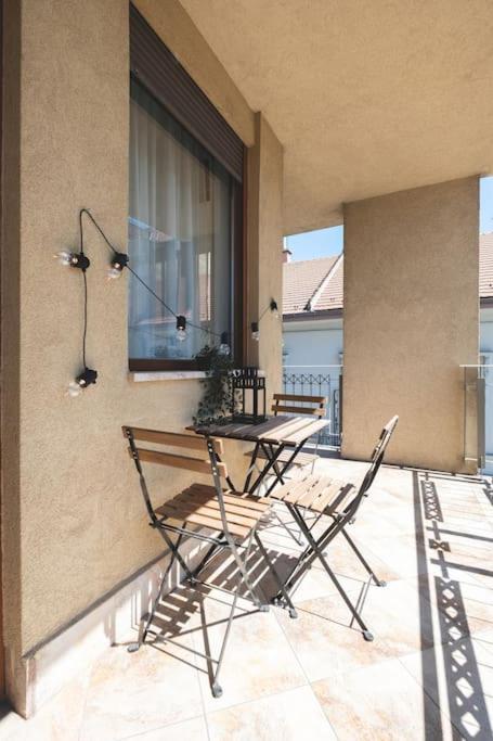 Appartamento Bright Downtown Balcony Retreat Budapest Esterno foto