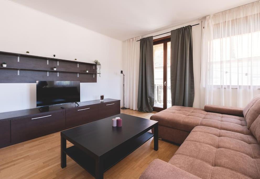 Appartamento Bright Downtown Balcony Retreat Budapest Esterno foto