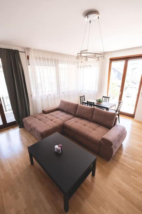 Appartamento Bright Downtown Balcony Retreat Budapest Esterno foto