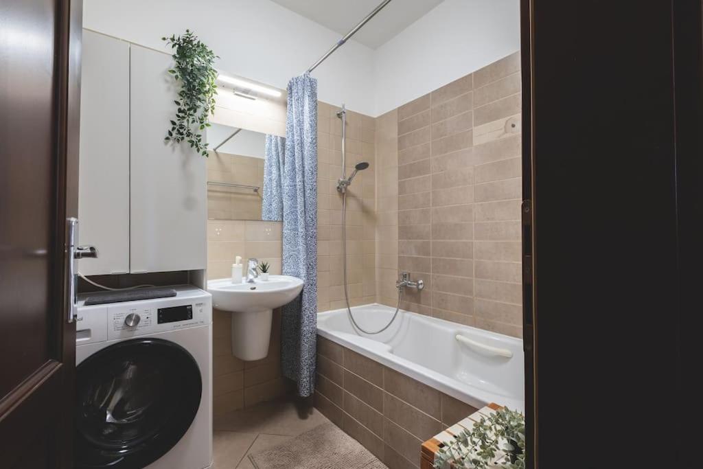 Appartamento Bright Downtown Balcony Retreat Budapest Esterno foto