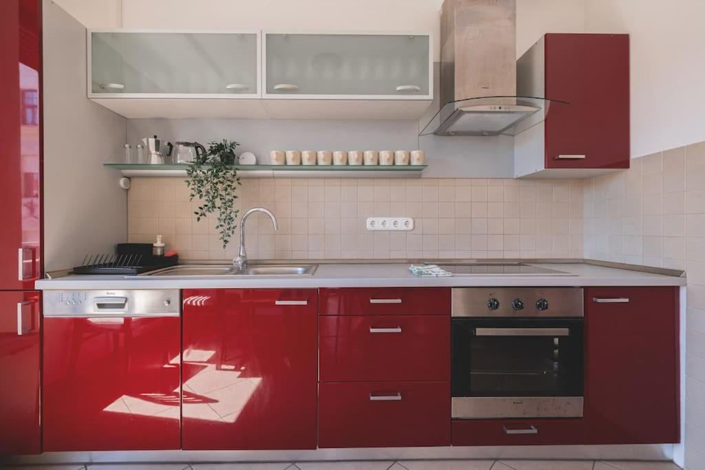 Appartamento Bright Downtown Balcony Retreat Budapest Esterno foto