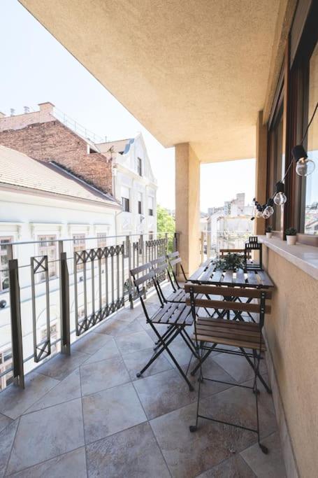 Appartamento Bright Downtown Balcony Retreat Budapest Esterno foto
