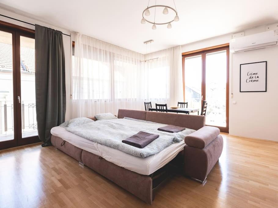 Appartamento Bright Downtown Balcony Retreat Budapest Esterno foto